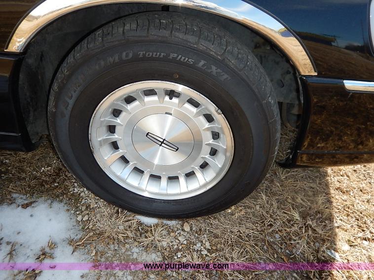 image for item I5116 1999 Lincoln Town Car Executive limousine