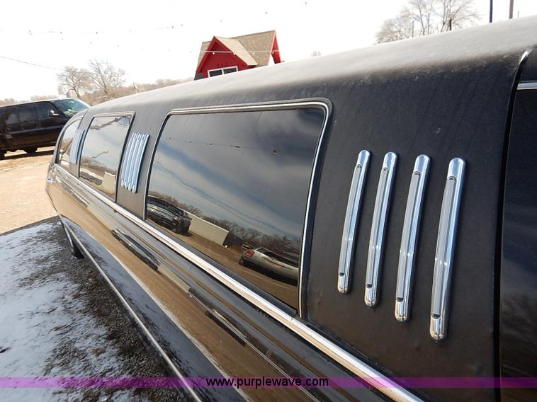 image for item I5116 1999 Lincoln Town Car Executive limousine