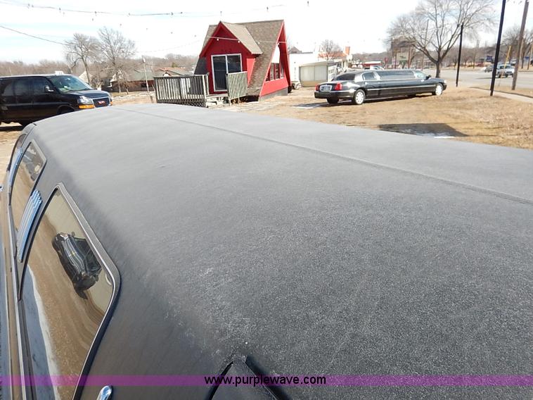 image for item I5116 1999 Lincoln Town Car Executive limousine