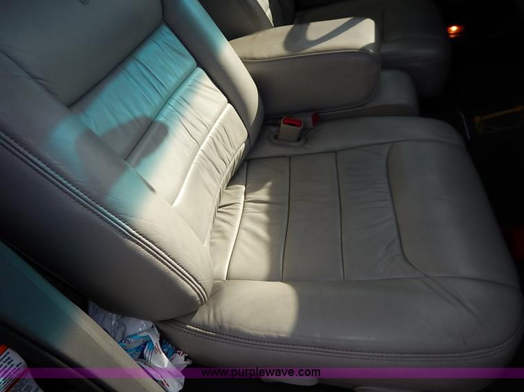 image for item I5116 1999 Lincoln Town Car Executive limousine