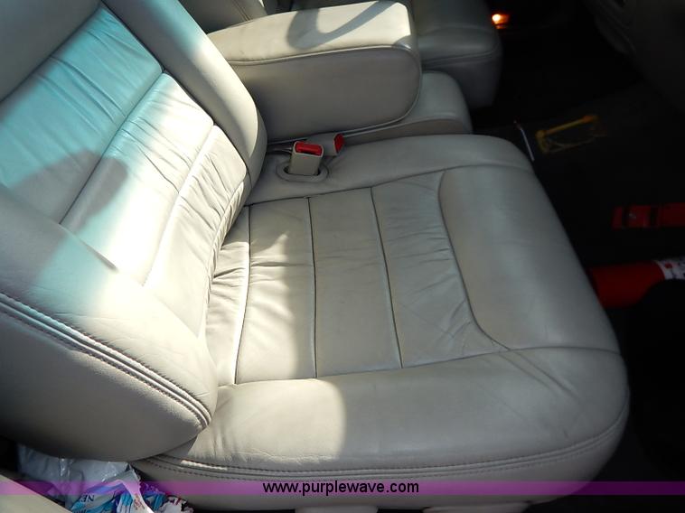 image for item I5116 1999 Lincoln Town Car Executive limousine