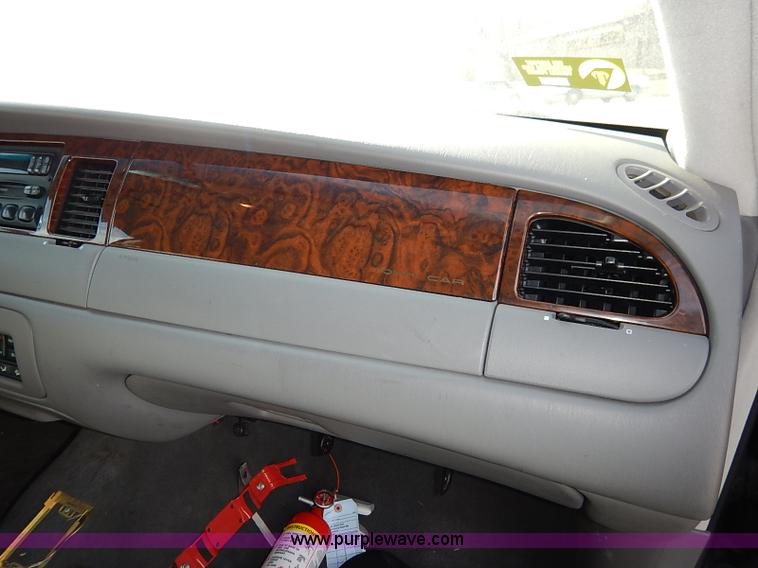 image for item I5116 1999 Lincoln Town Car Executive limousine