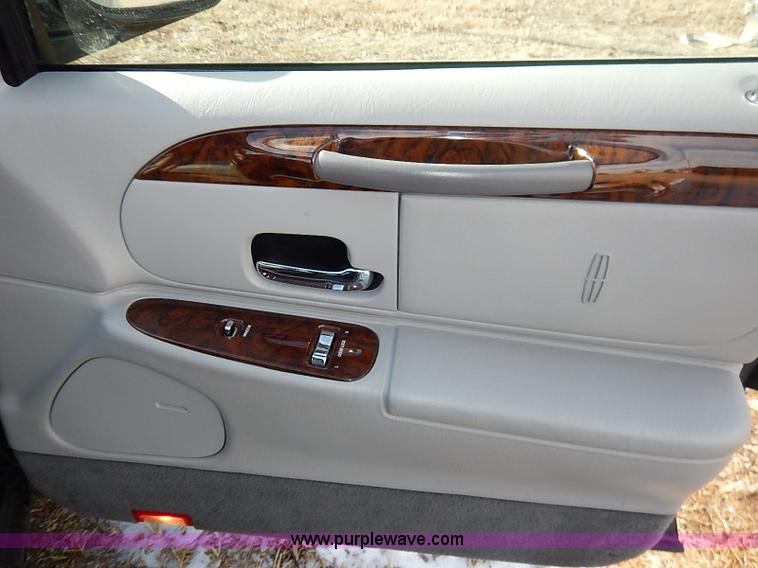 image for item I5116 1999 Lincoln Town Car Executive limousine