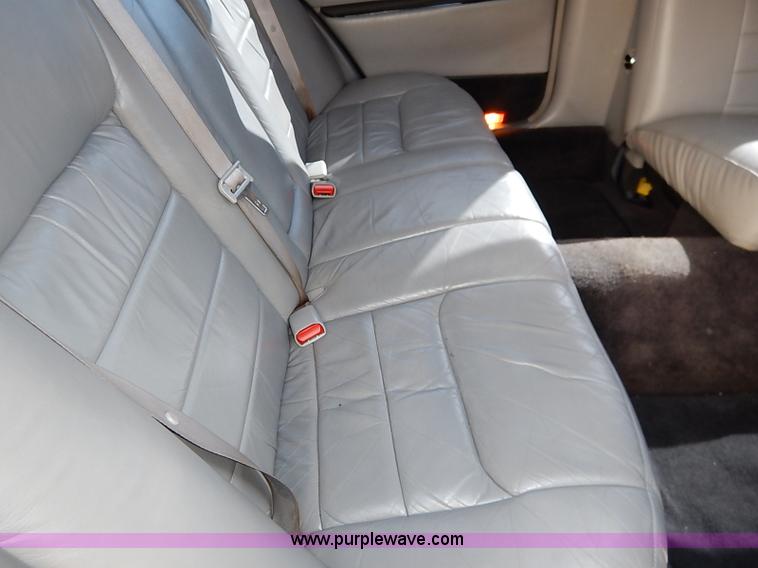 image for item I5116 1999 Lincoln Town Car Executive limousine