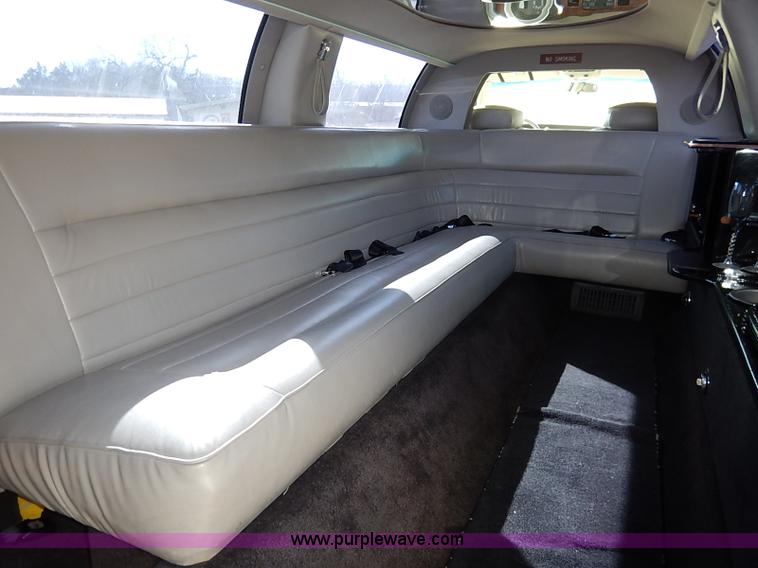 image for item I5116 1999 Lincoln Town Car Executive limousine