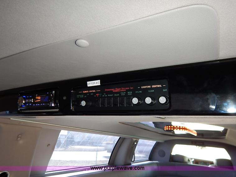 image for item I5116 1999 Lincoln Town Car Executive limousine
