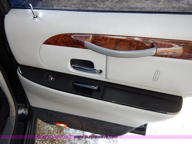 image for item I5116 1999 Lincoln Town Car Executive limousine