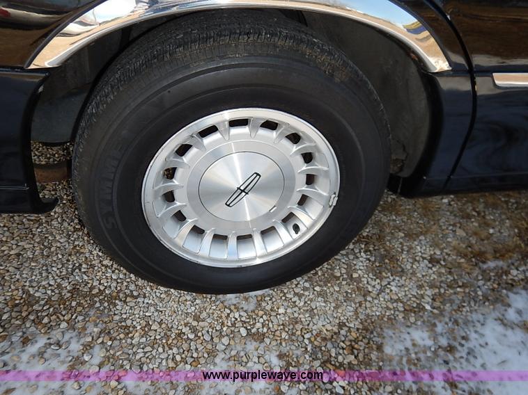 image for item I5116 1999 Lincoln Town Car Executive limousine