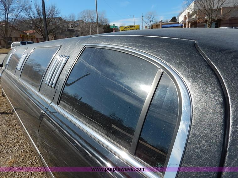 image for item I5116 1999 Lincoln Town Car Executive limousine