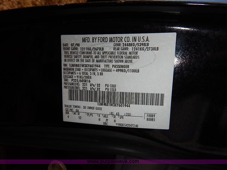 image for item I5116 1999 Lincoln Town Car Executive limousine