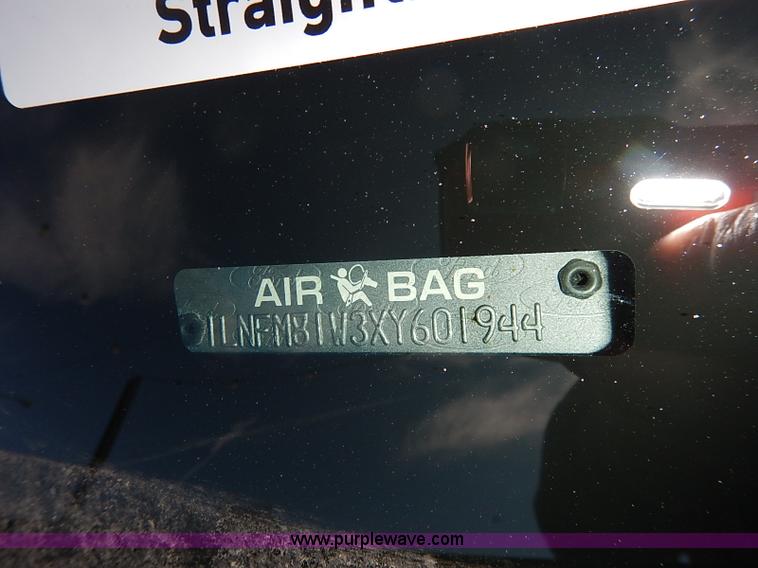 image for item I5116 1999 Lincoln Town Car Executive limousine