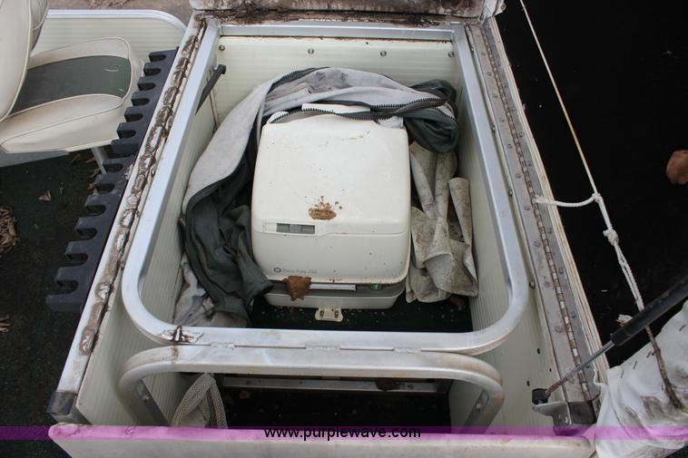 image for item J2291 2000 Voyager VS21 pontoon boat