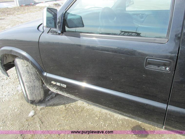 image for item K2044 1994 Chevrolet S10 pickup truck