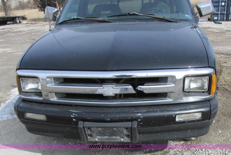 image for item K2044 1994 Chevrolet S10 pickup truck