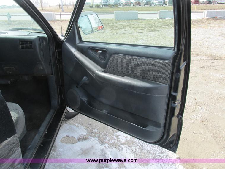 image for item K2044 1994 Chevrolet S10 pickup truck
