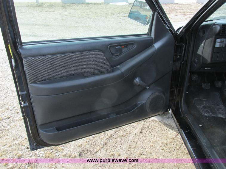 image for item K2044 1994 Chevrolet S10 pickup truck
