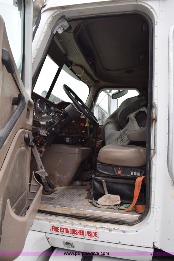 image for item K2311 2006 International 9200i semi truck