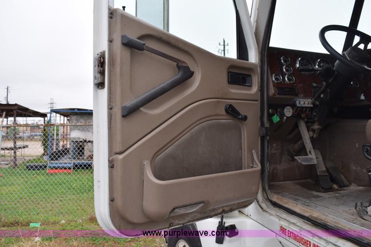 image for item K2311 2006 International 9200i semi truck