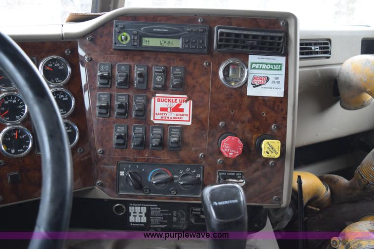 image for item K2311 2006 International 9200i semi truck