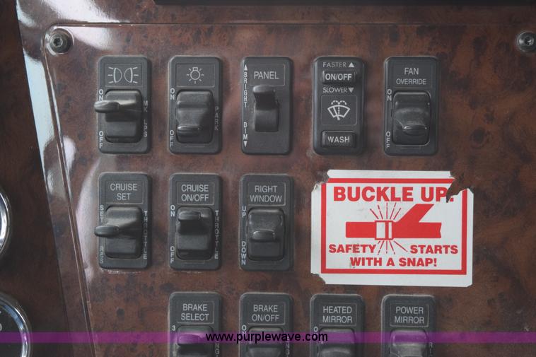 image for item K2311 2006 International 9200i semi truck