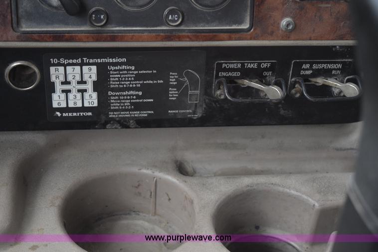 image for item K2311 2006 International 9200i semi truck