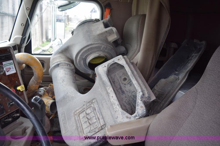 image for item K2311 2006 International 9200i semi truck