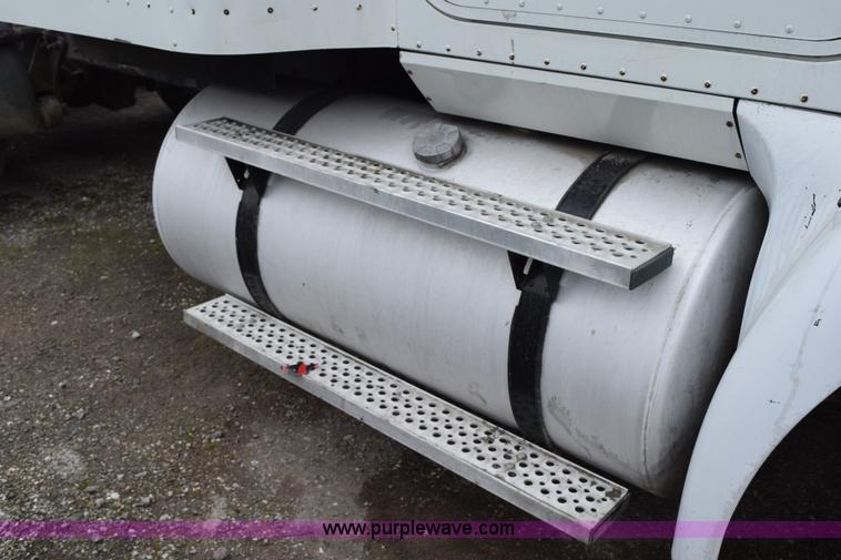 image for item K2311 2006 International 9200i semi truck