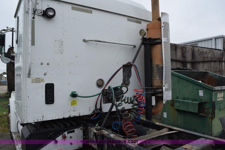 image for item K2311 2006 International 9200i semi truck