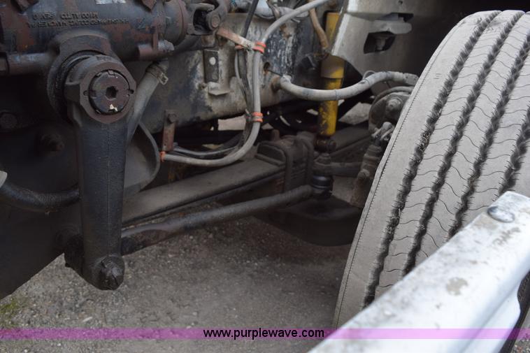 image for item K2311 2006 International 9200i semi truck