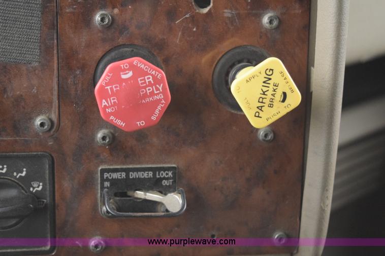 image for item K2312 2007 International 9200i semi truck