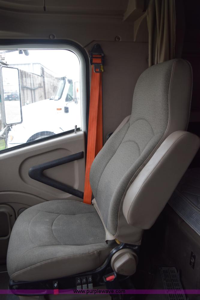 image for item K2312 2007 International 9200i semi truck