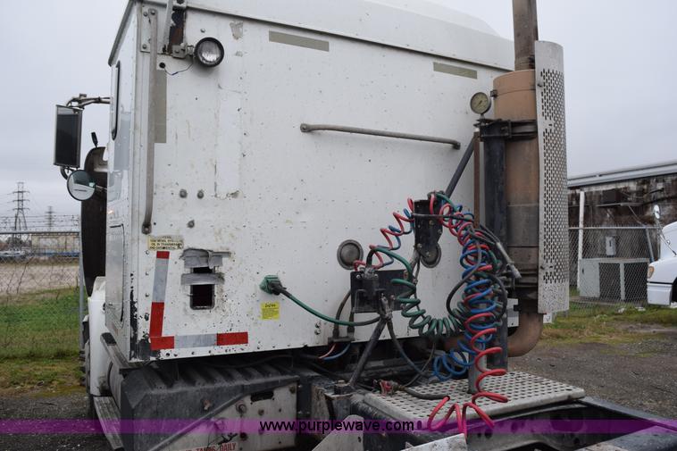 image for item K2312 2007 International 9200i semi truck