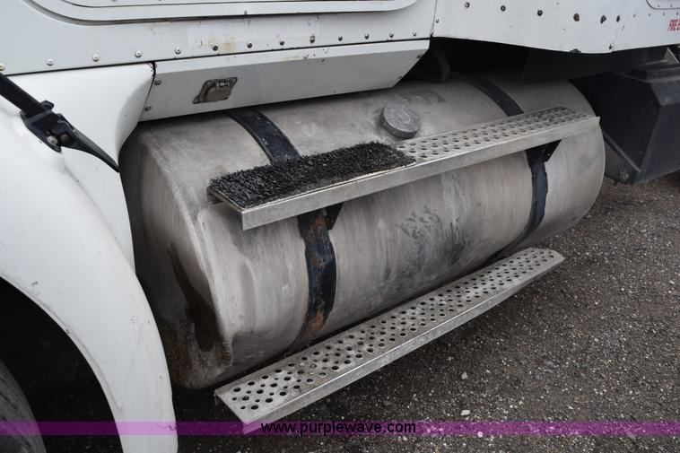 image for item K2312 2007 International 9200i semi truck