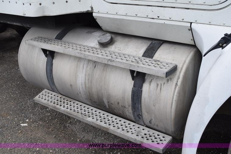 image for item K2312 2007 International 9200i semi truck