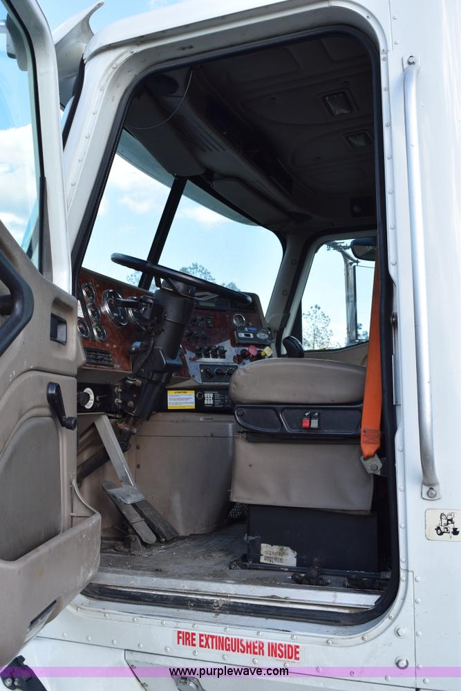 image for item K2318 2007 International 9200i semi truck