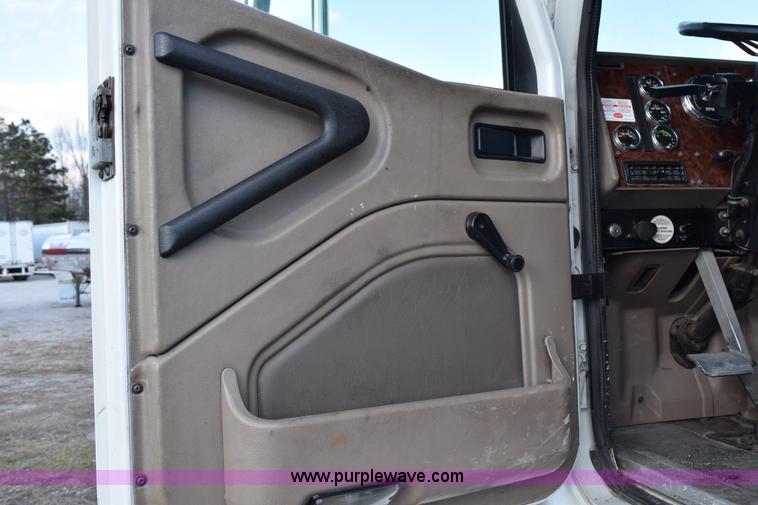 image for item K2318 2007 International 9200i semi truck