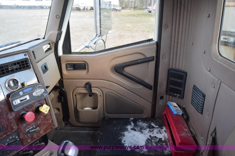 image for item K2318 2007 International 9200i semi truck