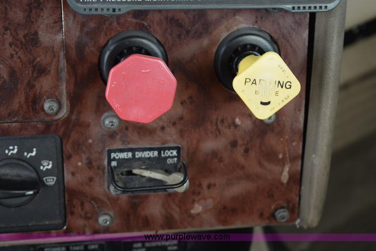 image for item K2318 2007 International 9200i semi truck