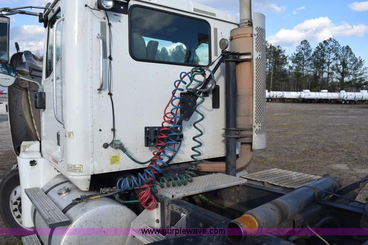 image for item K2318 2007 International 9200i semi truck
