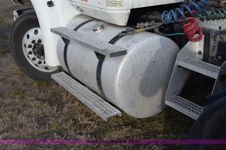 image for item K2318 2007 International 9200i semi truck