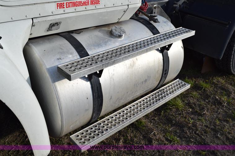 image for item K2318 2007 International 9200i semi truck