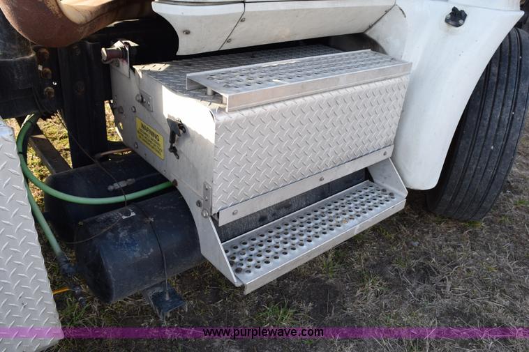 image for item K2318 2007 International 9200i semi truck