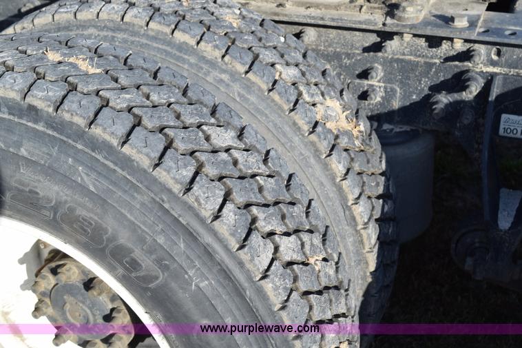 image for item K2318 2007 International 9200i semi truck