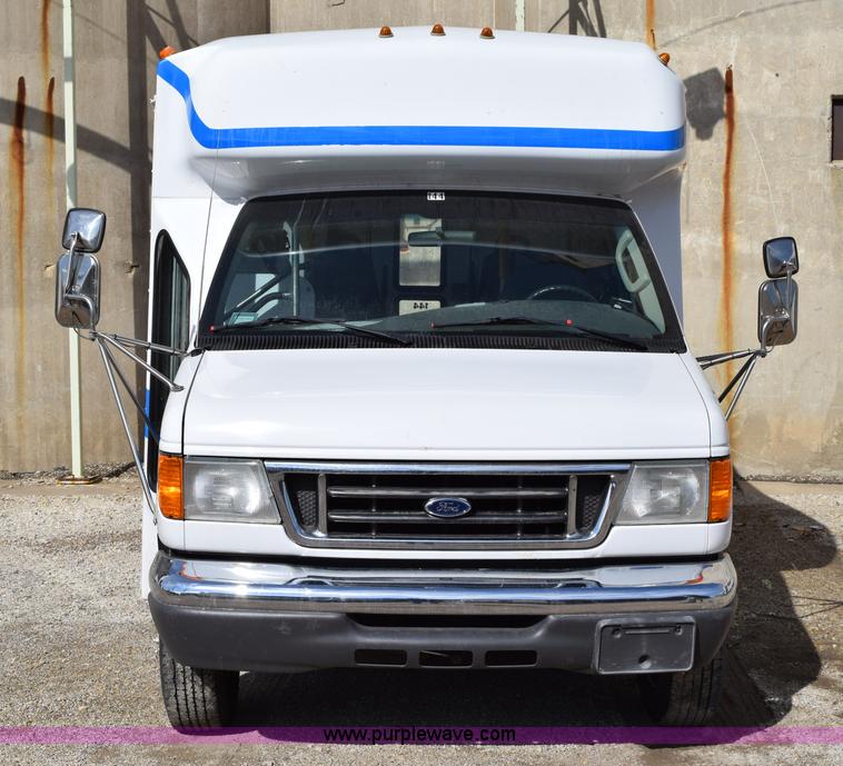 image for item K2323 2006 Ford E350 Super Duty bus