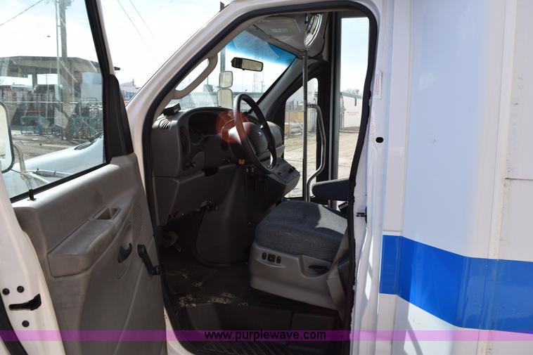 image for item K2323 2006 Ford E350 Super Duty bus