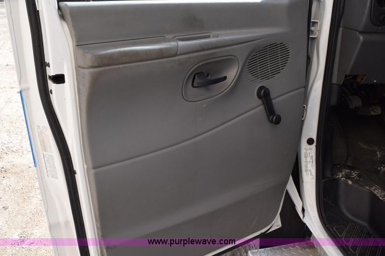 image for item K2323 2006 Ford E350 Super Duty bus