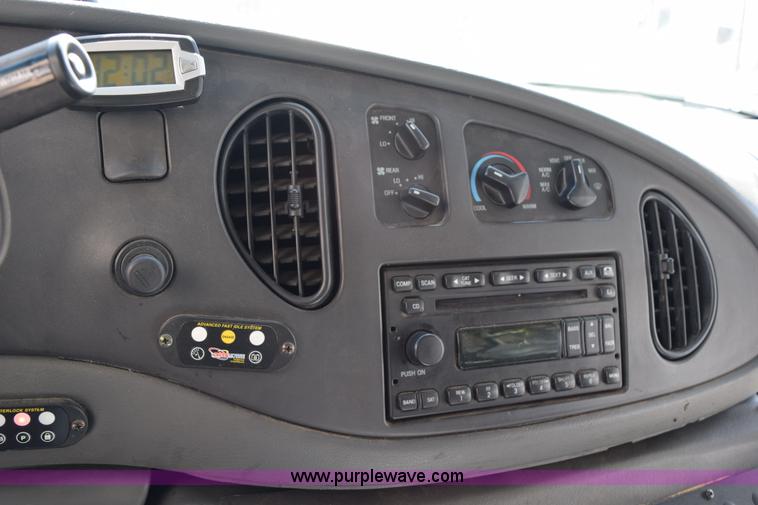 image for item K2323 2006 Ford E350 Super Duty bus
