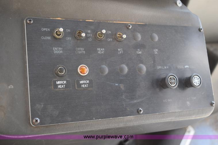 image for item K2323 2006 Ford E350 Super Duty bus