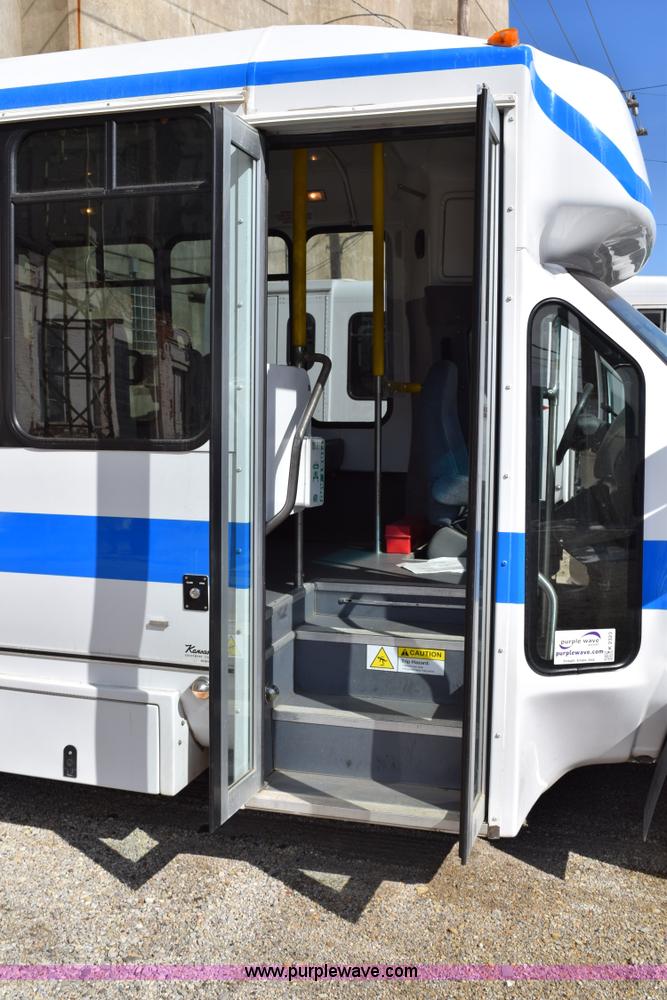 image for item K2323 2006 Ford E350 Super Duty bus