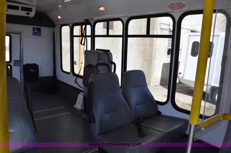 image for item K2323 2006 Ford E350 Super Duty bus